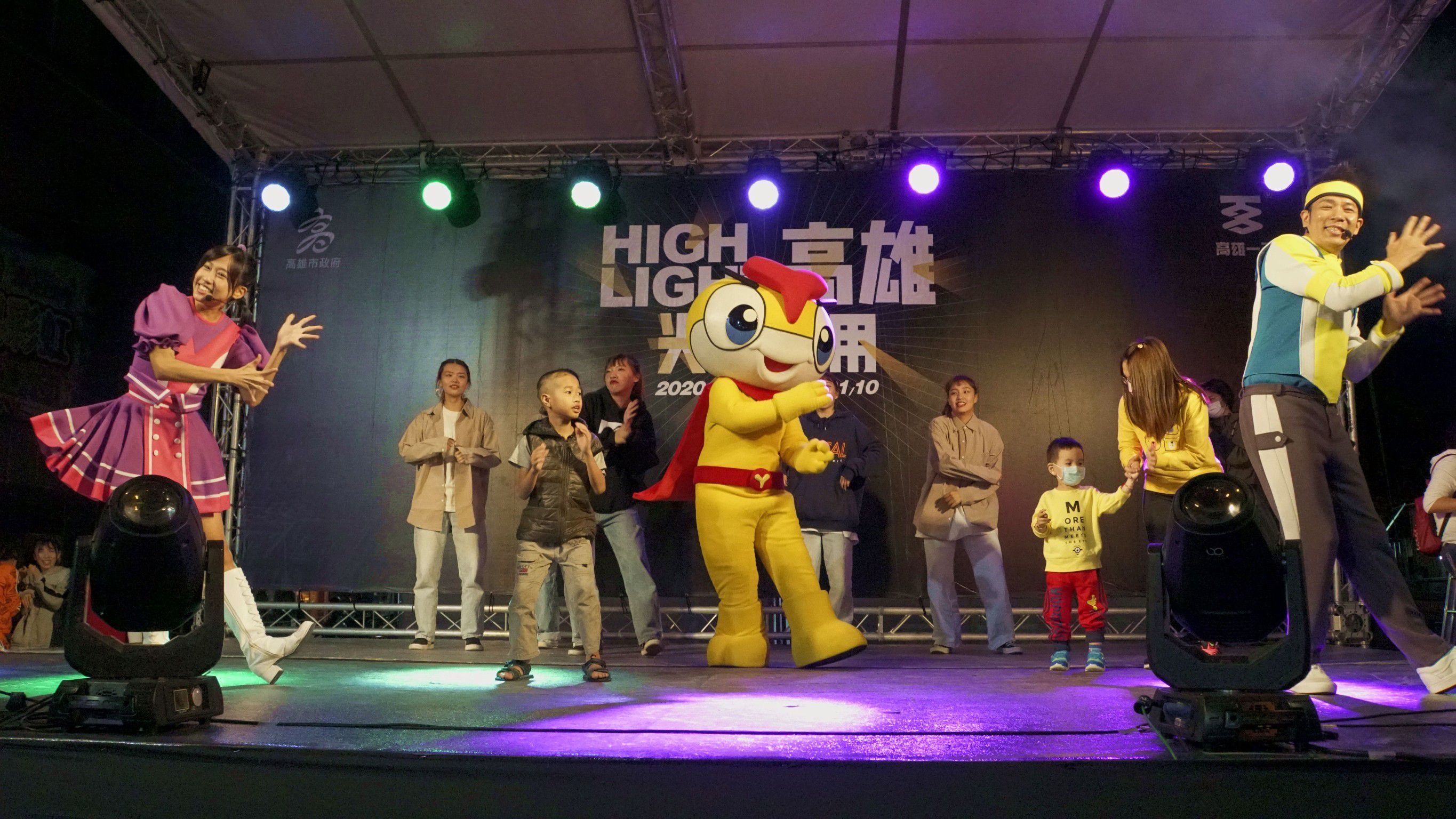 YOYO家族與卡通人偶台上勁歌熱舞。 YOYO家族與卡通人偶台上勁歌熱舞。