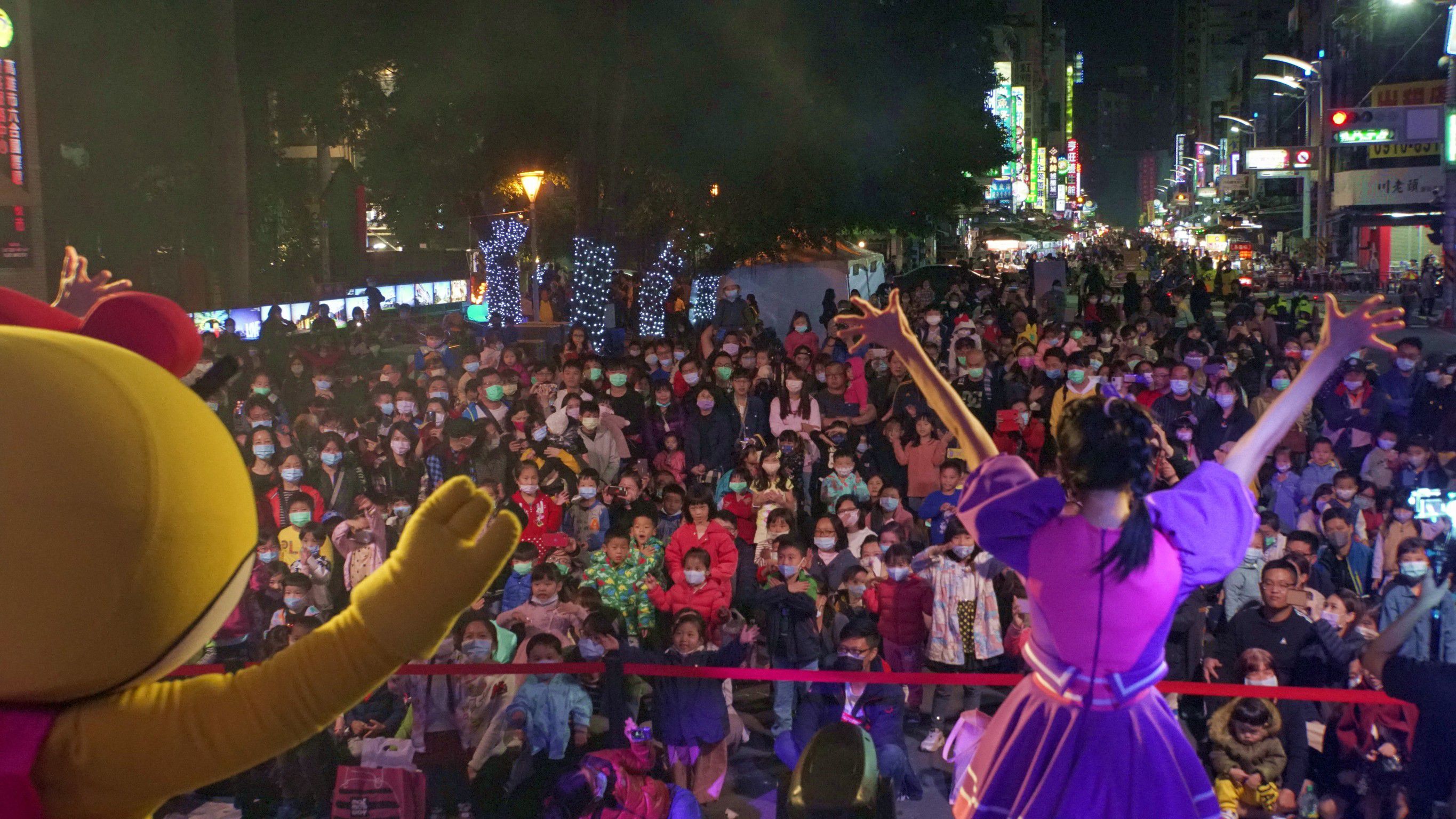 YOYO家族與卡通人偶見面會吸引許多親子到六合夜市朝聖。 YOYO家族與卡通人偶見面會吸引許多親子到六合夜市朝聖。