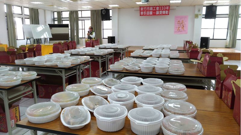 新竹市總工會寒冬送暖，烹飪了30組年菜送給低收戶。