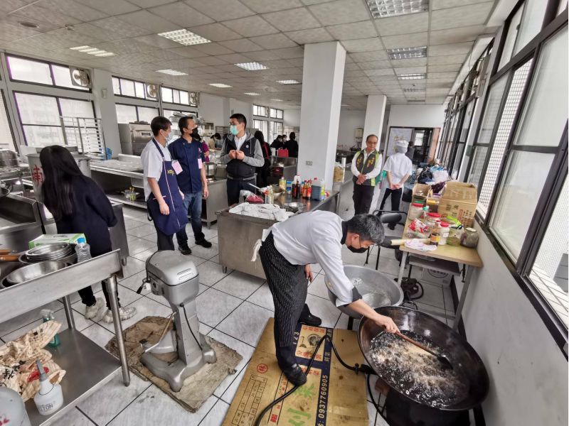 新竹市總工會廚房總動員，投入年菜烹飪作業。