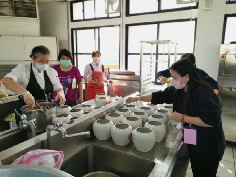 餐飲班學員製作佛跳牆，表現專業，令人激賞。