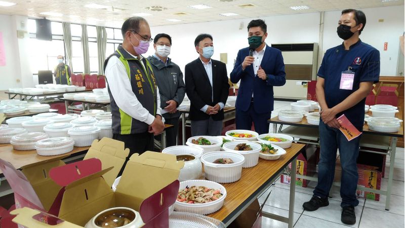 市議員陳建名、劉康彥向廚師劉意源(右1)及總工會理事長莊鑑川(左1)致意