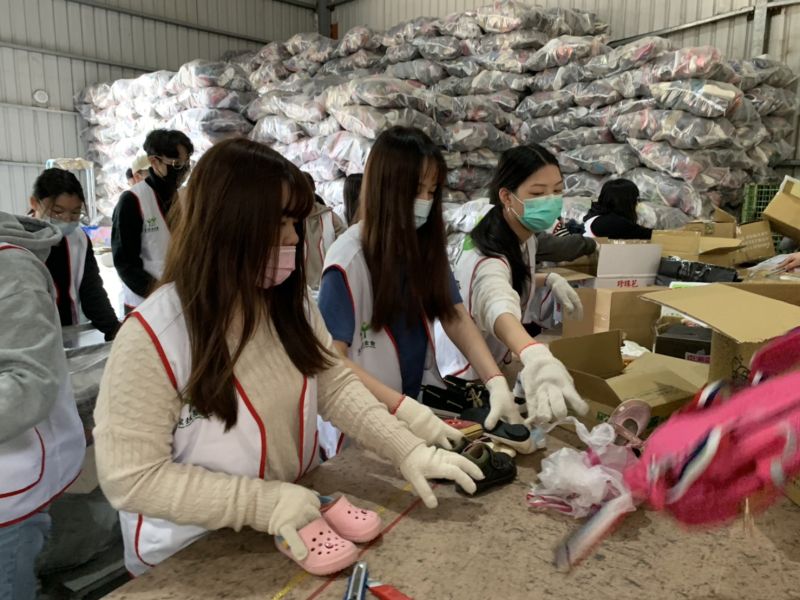 每一雙舊鞋可以拯救一條小生命，參與志工感受最深刻。  圖片來源：新竹家扶中心