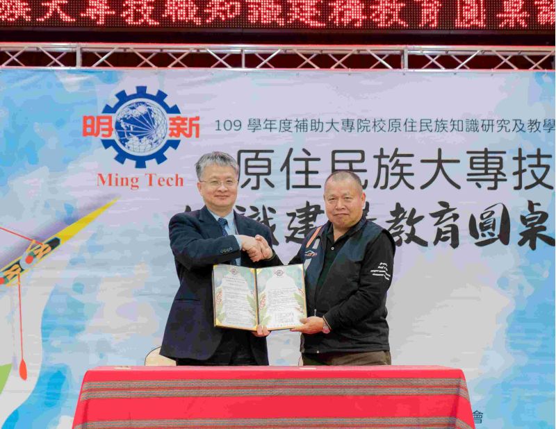 劉國偉校長(左)及羅修賢董事長(右)代表雙方簽署合作