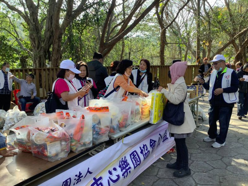 市府列冊弱勢領取豐盛民生物資 市府列冊弱勢領取豐盛民生物資