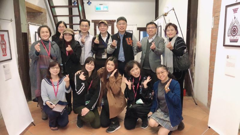 玄奘大學簡紹琦校長(右三)及本展覽策展人劉為開老師(右二)與全體碩士班師生合影 圖片來源:玄奘大學 玄奘大學簡紹琦校長(右三)及本展覽策展人劉為開老師(右二)與全體碩士班師生合影 圖片來源:玄奘大學