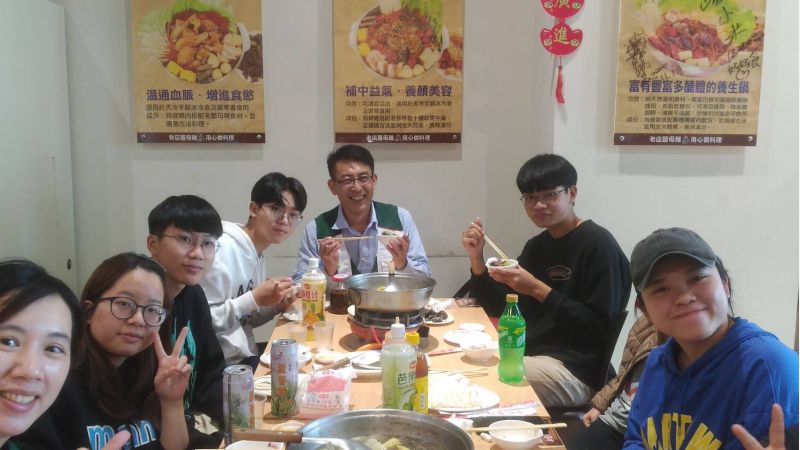 沈俊賢帶著學員圍爐,感情如同家人。 沈俊賢帶著學員圍爐,感情如同家人。