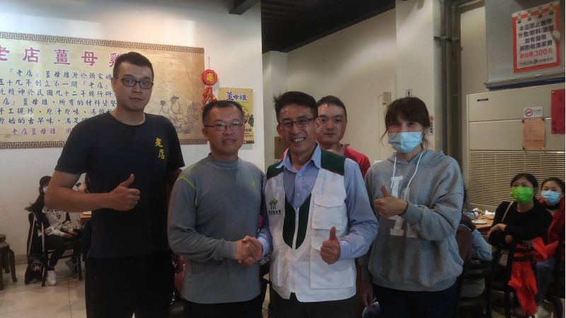 老店薑母雞股東個個熱心公益,右1為低調的老闆娘。 老店薑母雞股東個個熱心公益,右1為低調的老闆娘。