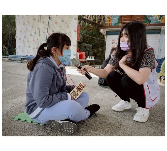 透過麥克風更勇敢地分享心得  圖片來源：新竹家扶中心