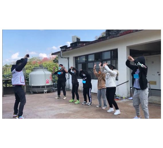 大專志工帶著小學員進行闖關活動 圖片來源:新竹家扶中心 大專志工帶著小學員進行闖關活動 圖片來源:新竹家扶中心