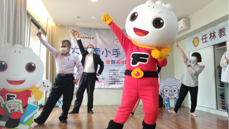 food超人熱舞,號召國人認捐園遊會攤位。 food超人熱舞,號召國人認捐園遊會攤位。