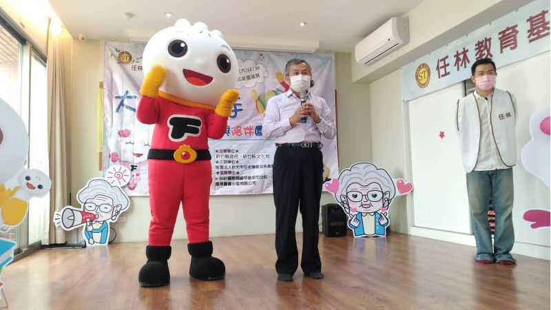 董事長王進財(中)行善20年,精神可感。 董事長王進財(中)行善20年,精神可感。