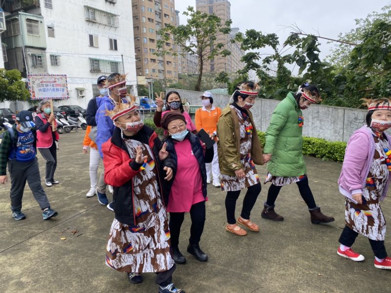 身障朋友興高采烈變裝踩街 圖片來源:圓夢愛心協會 身障朋友興高采烈變裝踩街 圖片來源:圓夢愛心協會