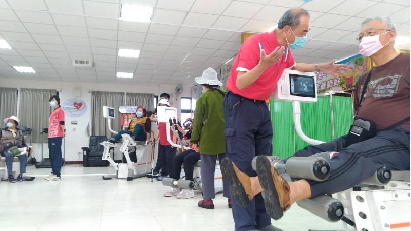 健身俱樂部各項設施都有專人指導使用