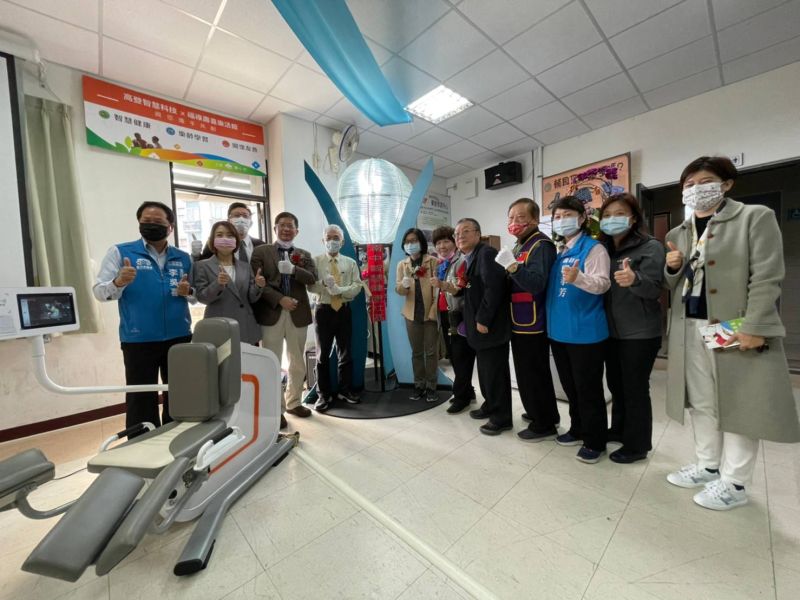 銀髮健身俱樂部點燈啟用，右6為樂齡學習中心主任江玉寶。  圖片來源：湳中智慧健康社區