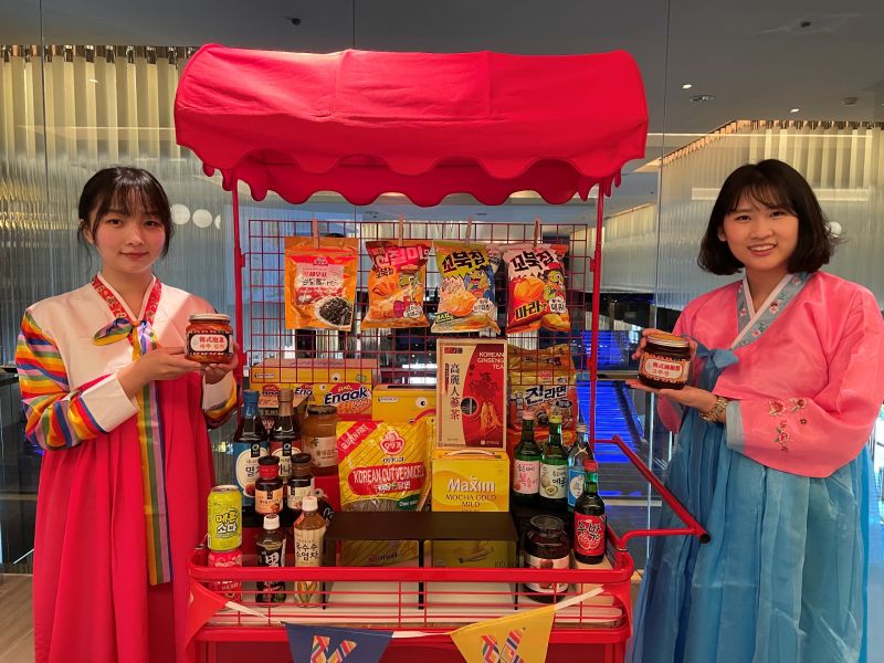 喜來登於1F大廳設有『快閃韓國超市』,販售孫榮監製的韓式泡菜、韓式辣醬等料理醬料及韓國直送的美食。 圖片來源:喜來登飯店 喜來登於1F大廳設有『快閃韓國超市』,販售孫榮監製的韓式泡菜、韓式辣醬等料理醬料及韓國直送的美食。 圖片來源:喜來登飯店