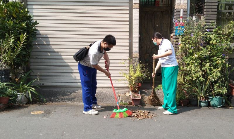 高英工商學生熱心幫助社區民眾  圖片來源：記者