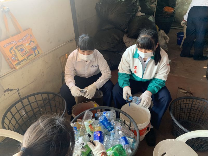 高英工商學生熱心幫助社區民眾  圖片來源：記者