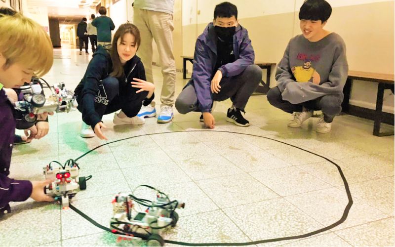 台日學生合作「做中學」中逐步完成指定任務 圖片來源:中華大學 台日學生合作「做中學」中逐步完成指定任務 圖片來源:中華大學