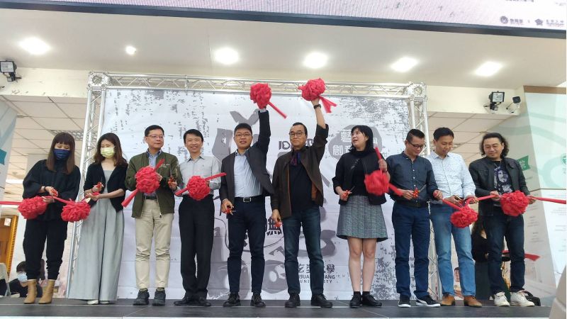 玄大藝創系畢展由校長簡紹琦(左5)等人剪綵揭幕 玄大藝創系畢展由校長簡紹琦(左5)等人剪綵揭幕