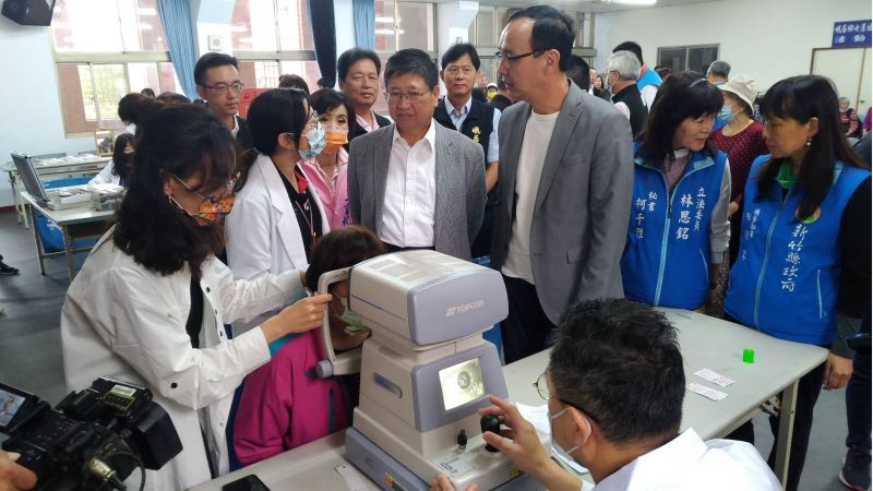 朱立倫與楊文科關心老人家視力健康