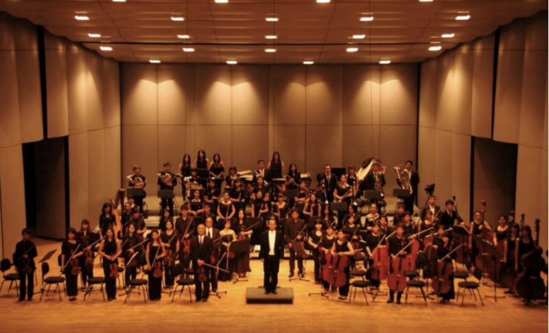 李振聲教授帶領台中聯合交響樂團以音樂傳愛  圖片來源：仁愛社會福利基金會