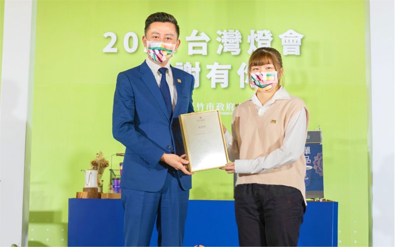 中華大學范姜寧馨同學代表接受新竹市長林智堅親贈的感謝狀 圖片來源:中華大學 中華大學范姜寧馨同學代表接受新竹市長林智堅親贈的感謝狀 圖片來源:中華大學