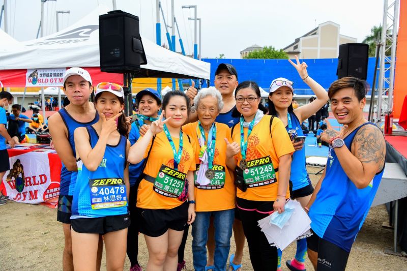93歲宜蘭阿嬤成了台中場馬拉松超級偶像,為年輕人立下好榜樣。 圖片來源:ZEPRO RUN 93歲宜蘭阿嬤成了台中場馬拉松超級偶像,為年輕人立下好榜樣。 圖片來源:ZEPRO RUN