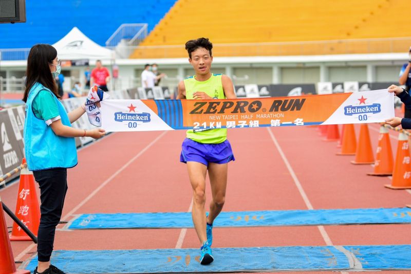 男子組則由台灣大腳ㄚ協會周賢峰以1”27”10奪冠 圖片來源:ZEPRO RUN 男子組則由台灣大腳ㄚ協會周賢峰以1”27”10奪冠 圖片來源:ZEPRO RUN