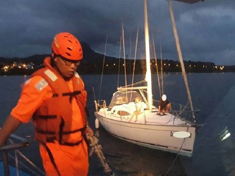 帆船失去動力漂流,海巡馳援解危機。 圖片來源:海巡署提供 帆船失去動力漂流,海巡馳援解危機。 圖片來源:海巡署提供