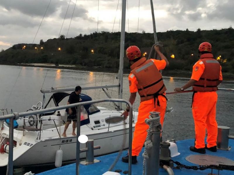 帆船失去動力漂流,海巡馳援解危機。 圖片來源:海巡署提供 帆船失去動力漂流,海巡馳援解危機。 圖片來源:海巡署提供