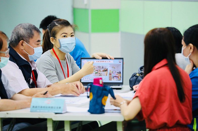 長明商圈向青年團隊介紹商圈特色與轉型期待。 圖片來源:高市府經發局 長明商圈向青年團隊介紹商圈特色與轉型期待。 圖片來源:高市府經發局