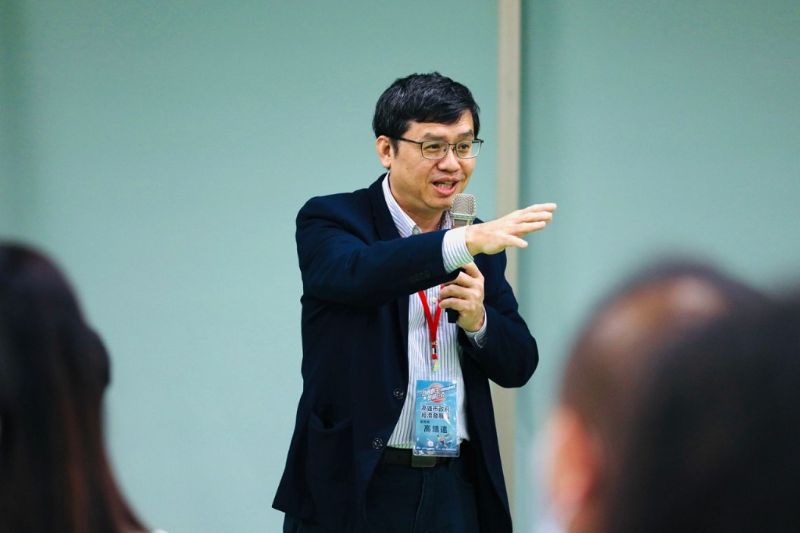 高市府經發局高鎮遠副局長於「商圈創生奧林匹克」徵件說明會暨媒合工作坊致詞。 圖片來源:高市府經發局 高市府經發局高鎮遠副局長於「商圈創生奧林匹克」徵件說明會暨媒合工作坊致詞。 圖片來源:高市府經發局