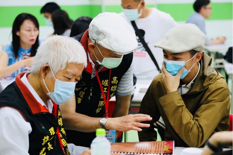 鹽埕堀江商圈與青年團隊洽談。 圖片來源:高市府經發局 鹽埕堀江商圈與青年團隊洽談。 圖片來源:高市府經發局