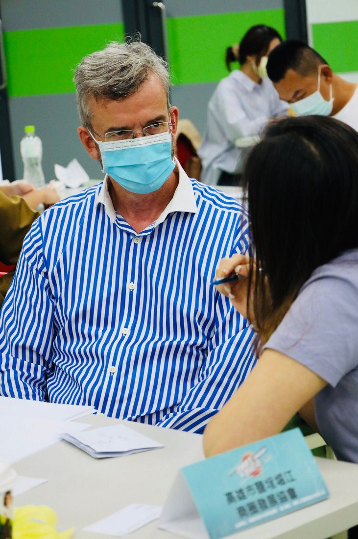 來自英國Andrew先生特地參加「商圈創生奧林匹克」徵件說明會暨媒合工作坊,希望再造鹽埕區。 圖片來源:高市府經發局 來自英國Andrew先生特地參加「商圈創生奧林匹克」徵件說明會暨媒合工作坊,希望再造鹽埕區。 圖片來源:高市府經發局