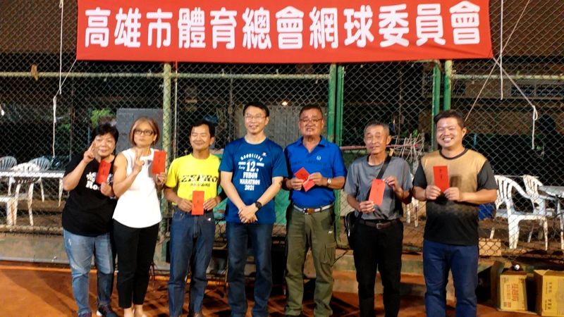 運發局長侯尊堯頒發亞軍隊獎金 圖片來源:記者 運發局長侯尊堯頒發亞軍隊獎金 圖片來源:記者