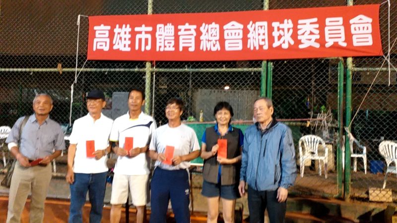 主任委員許文欽頒發冠軍隊獎金 圖片來源:記者 主任委員許文欽頒發冠軍隊獎金 圖片來源:記者