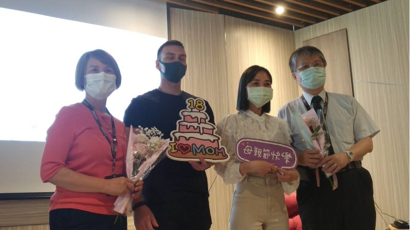 明新科大舉辦母親節,校長劉國偉(右)與自來越南的陳氏慧同學(右二)、俄羅斯John(右三)同框 圖片來源:明新科大 明新科大舉辦母親節,校長劉國偉(右)與自來越南的陳氏慧同學(右二)、俄羅斯John(右三)同框 圖片來源:明新科大
