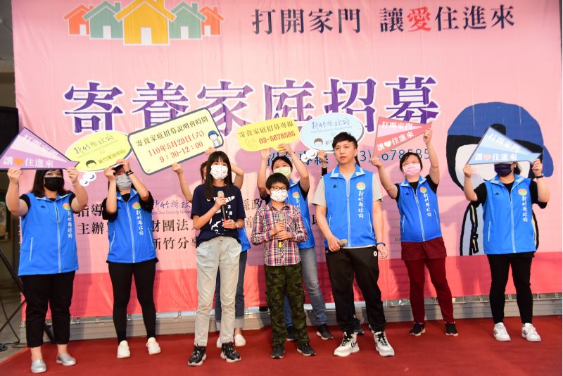 寄養孩童歌唱感恩的心 圖片來源:新竹縣政府 寄養孩童歌唱感恩的心 圖片來源:新竹縣政府