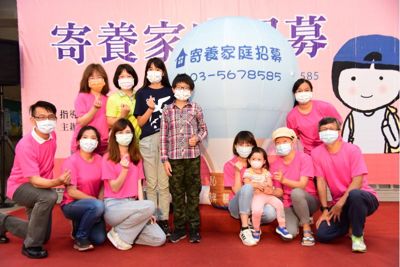 家扶中心與寄養家庭合影 圖片來源:新竹縣政府 家扶中心與寄養家庭合影 圖片來源:新竹縣政府