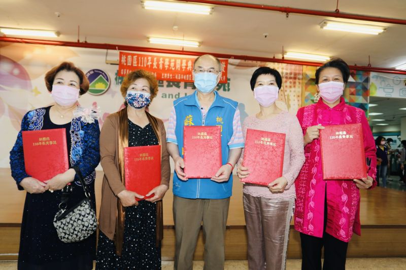 頒發顧問及教師的聘書 頒發顧問及教師的聘書