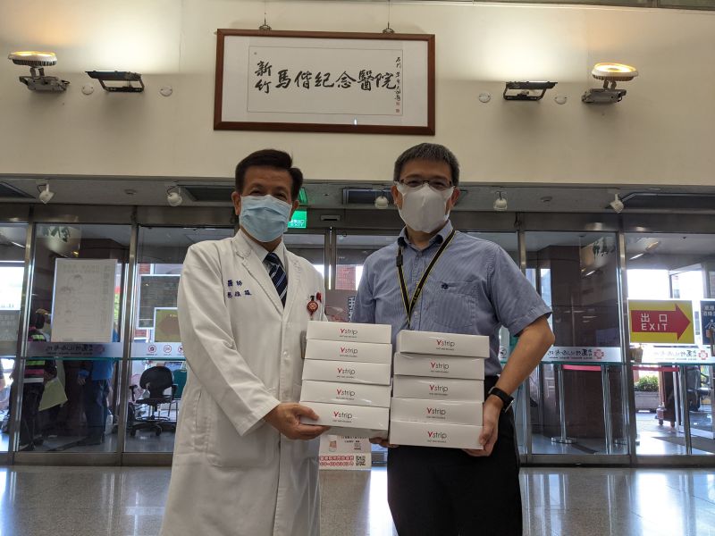 漢民科技副總劉順吉(右)捐贈新竹馬偕醫院副院長蔡維謀COVID-19抗原檢測試劑 圖片來源:漢民科技 漢民科技副總劉順吉(右)捐贈新竹馬偕醫院副院長蔡維謀COVID-19抗原檢測試劑 圖片來源:漢民科技