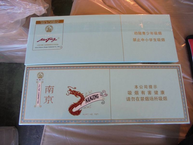 高雄關於高雄港第70號碼頭查獲中國大陸產製香菸。  圖片來源：高雄關提供