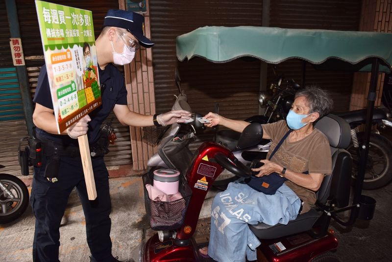 民眾進入市場前出示證件。 圖片來源:高市府經發局 民眾進入市場前出示證件。 圖片來源:高市府經發局