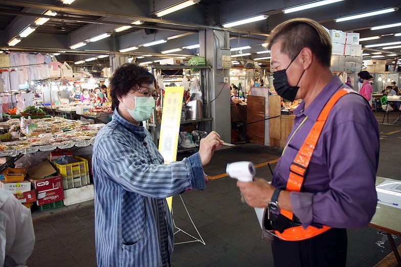 民眾進入市場前出示證件。 圖片來源:高市府經發局 民眾進入市場前出示證件。 圖片來源:高市府經發局