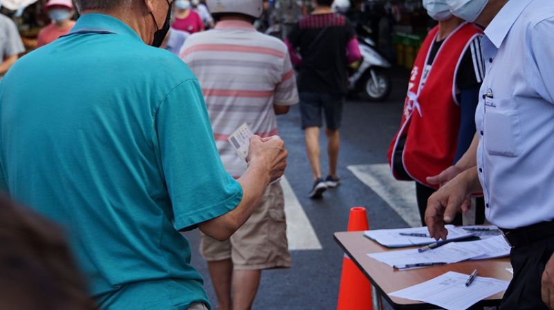 民眾進入市場前出示證件。 圖片來源:高市府經發局 民眾進入市場前出示證件。 圖片來源:高市府經發局