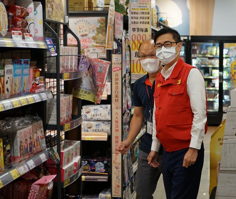 高雄市長陳其邁日前視察賣場確認物資供貨無虞。 圖片來源:高市府經發局 高雄市長陳其邁日前視察賣場確認物資供貨無虞。 圖片來源:高市府經發局