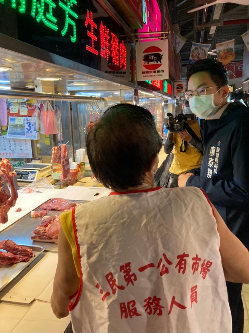 高雄市宣布即起三個月內高雄市公有零售市場攤商規費全免,公、民營市場垃圾清潔費也全面免收。 圖片來源:高市府經發局 高雄市宣布即起三個月內高雄市公有零售市場攤商規費全免,公、民營市場垃圾清潔費也全面免收。 圖片來源:高市府經發局