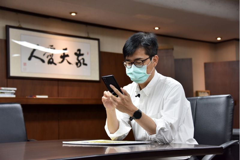 高雄市長陳其邁親自使用「高雄好家載」送暖心咖啡到衛生局「防疫戰情中心」,慰勞防疫同仁日夜加班的辛勞。 圖片來源:高市府經發局 高雄市長陳其邁親自使用「高雄好家載」送暖心咖啡到衛生局「防疫戰情中心」,慰勞防疫同仁日夜加班的辛勞。 圖片來源:高市府經發局