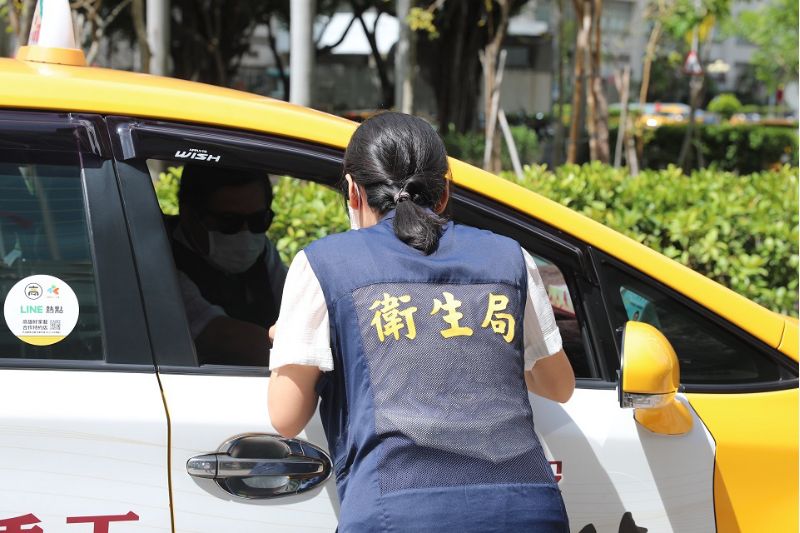 「防疫戰情中心」同仁接受好家載計程車送餐。 圖片來源:高市府經發局 「防疫戰情中心」同仁接受好家載計程車送餐。 圖片來源:高市府經發局